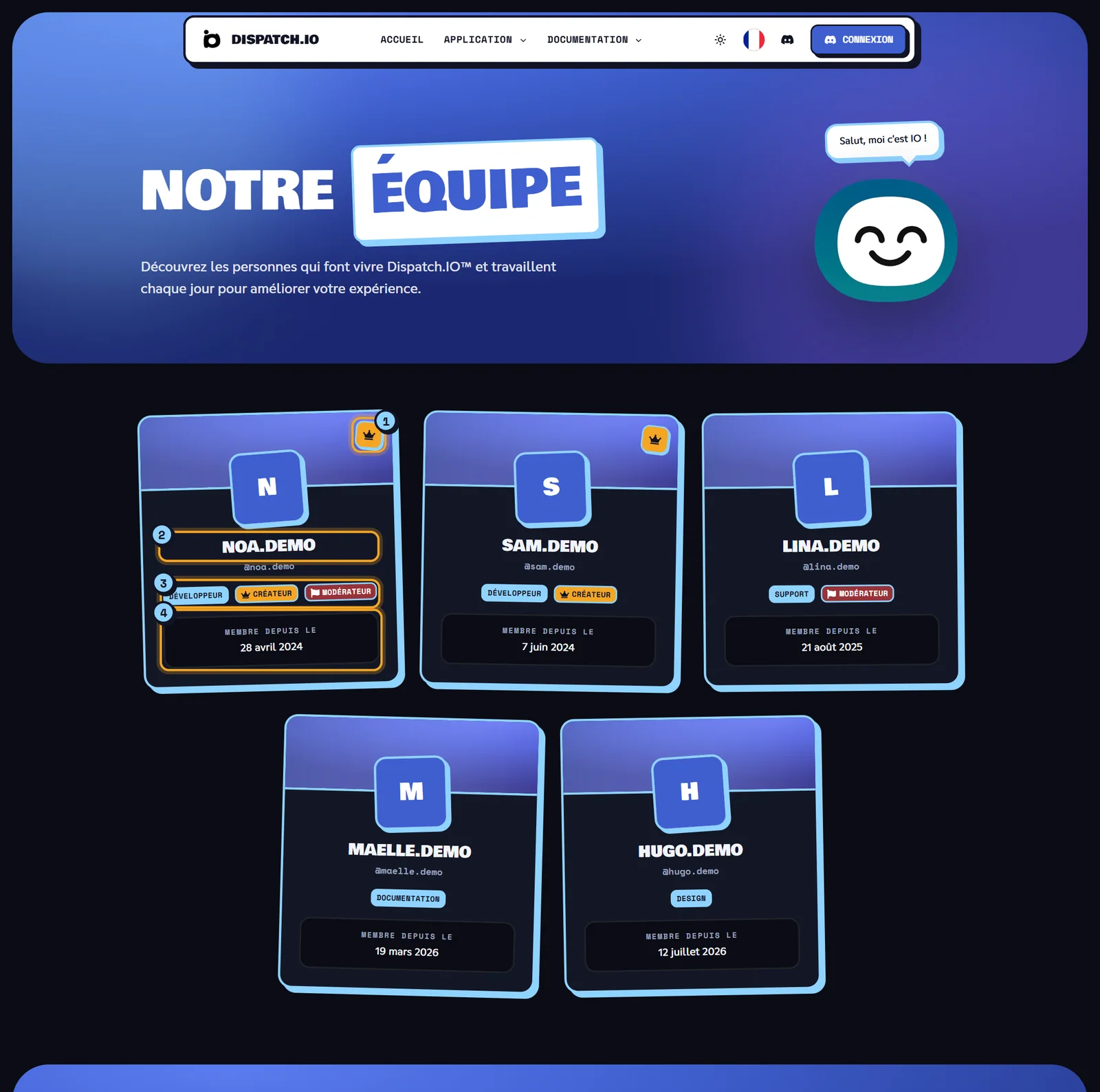 La page Notre Équipe Page Notre Équipe : grille de cartes de membres avec bannière bleue, avatar, nom et badges